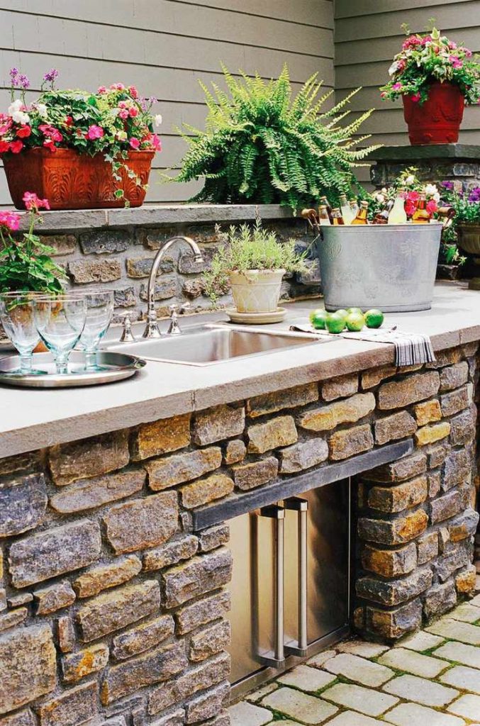 32 Outdoor Kitchen Ideas Perfect For Entertaining 2 677x1024 